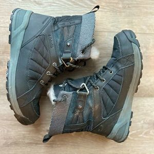 Size 8 women’s Columbia black and grey winter boots